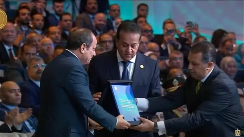 وزير الصحة يُهدي السيسي نسخة من الاستراتيجية الوطنية للصحة والسكان