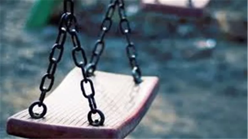 أرجوحة تنهي حياة طفل شنقاً أثناء لهوه بـ المنوفية