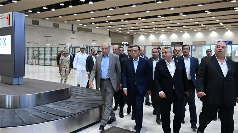 رئيس الوزراء ووزير الطيران يبحثان تطوير مطاري « برج العرب والعلمين »