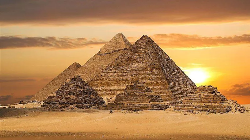 أشهر المعالم السياحية.. تعرف على تاريخ الأهرامات ونشأتها