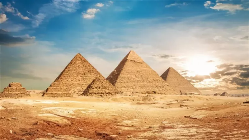 تعرف على أهم عجائب الدنيا السبع «خوفو وخفرع ومنكورع»