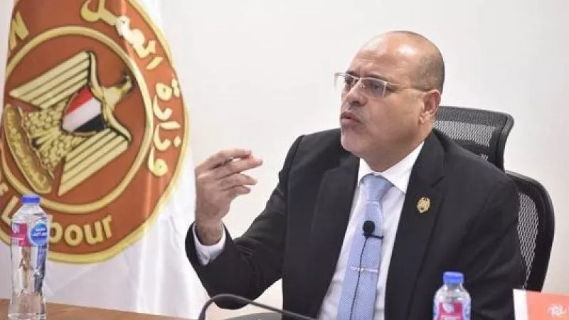 وزير العمل يُحذر المواطنين من الانسياق وراء الرسائل الهاتفية الوهمية