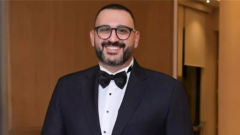أكرم حسني يعبر عن سعادته بتكريمه بجائزة «الأب القدوة» عن «بابا جه»