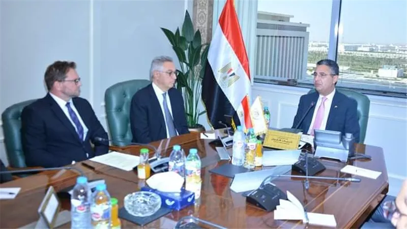 وزير التموين يبحث خطط توطين صناعة الصوامع بمصر