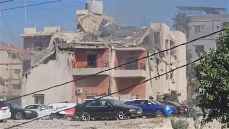 33 شهيد وجريح بصيدا وإخلاء 14 مدينة بـ لبنان