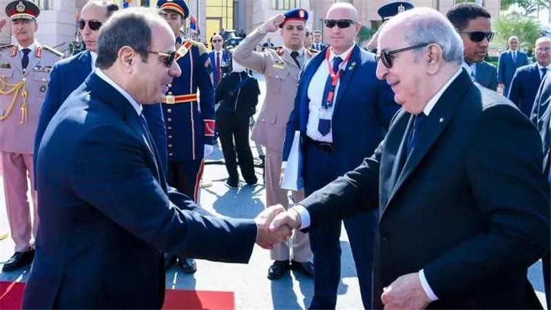 بعد زيارة العمل والأخوة .. الرئيس السيسي يودع نظيره الجزائري بمطار القاهرة