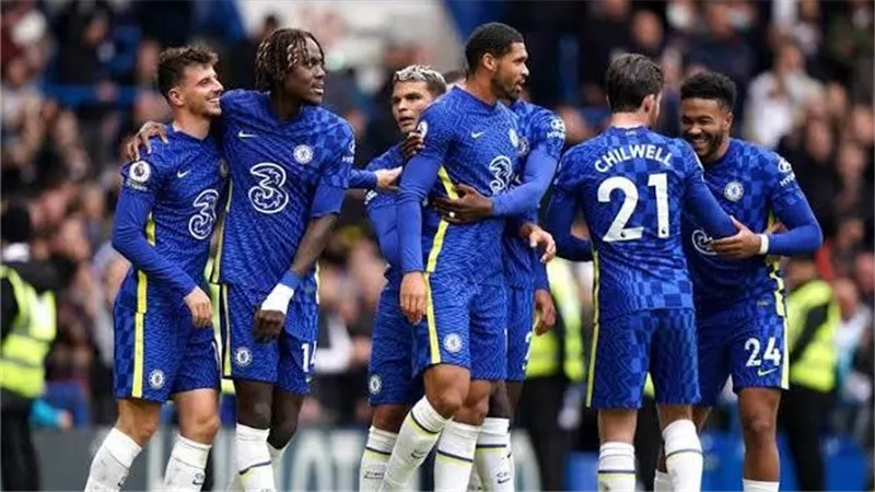 تشيلسي يقتنص فوزًا مثيرًا من ليفربول بثنائية في الدوري