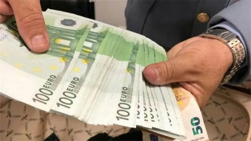 بـ 11 مليون جنيه.. سقوط مافيا العملات الأجنبية فى حملات مكبرة بالمحافظات