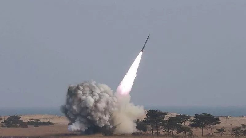 الكوريتين.. الشمالية تطلق صاروخًا تجريبيًا والجنوبية تقيد صادرات المواد الصاروخية