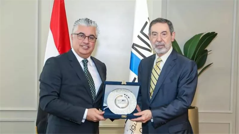 رئيس اقتصادية السويس يبحث فرص التعاون الاستثمارية مع غرفة التجارة العربية البرازيلية 