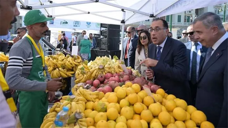 رئيس الوزراء يتابع جودة المنتجات خلال تفقد سوق اليوم الواحد بـ الإسكندرية