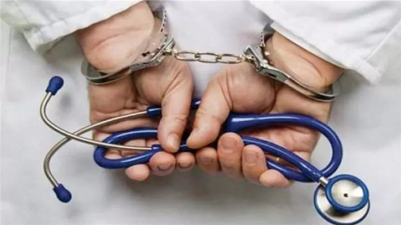 السجن المشدد لـ طبيب التجمع المعتدي على بناته الثلاثة