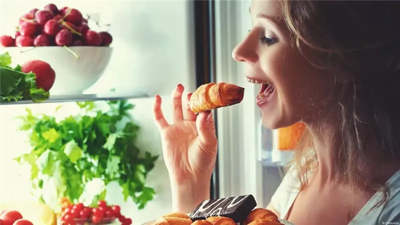 مزاجك على طبقك: كيف يؤثر ما نأكله على صحتنا النفسية؟