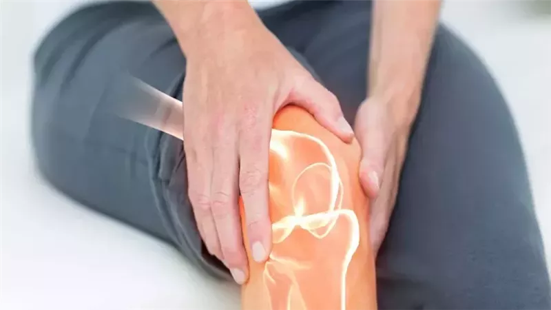 قل وداعًا لآلام الركبة.. خبير يكشف أحدث طرق العلاج المتقدمة