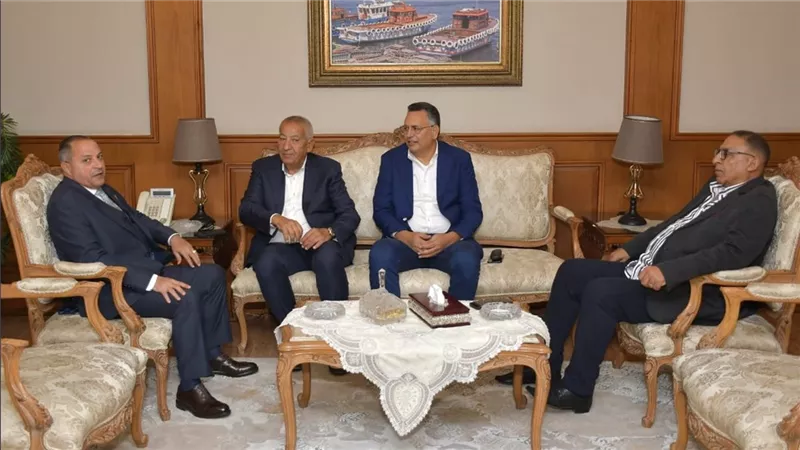 محافظ بورسعيد يتابع استعدادات فريق المصري للموسم الجديد 