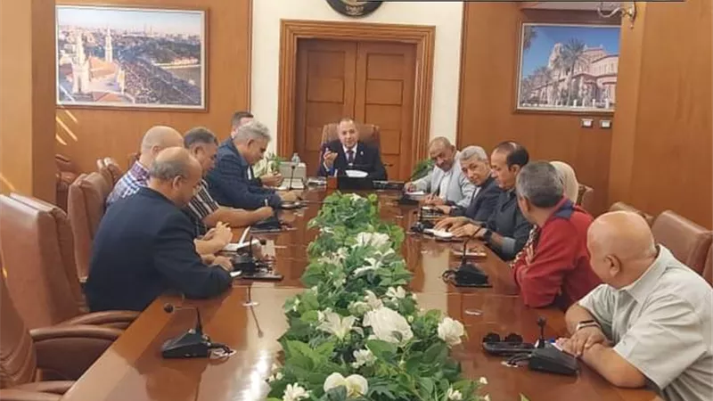 وزارة التنمية المحلية تتابع جهود المحافظين بشأن ملفات النظافة ورفع كفاءة الطرق 
