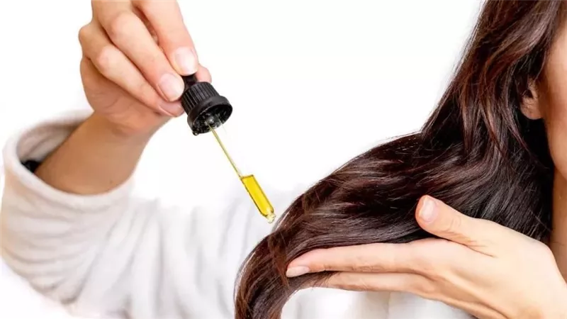 هل يمكن أن يؤدي استخدام الزيوت إلى تساقط الشعر؟ تجنب هذه الأخطاء 