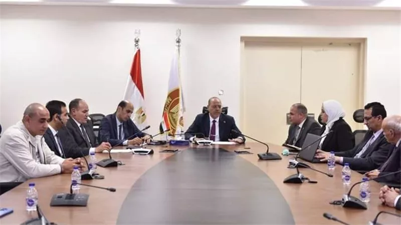 وزير العمل يلتقى مُمثلي شركات إلحاق عِمالة موسم حج 2025.. الشروط والأوراق