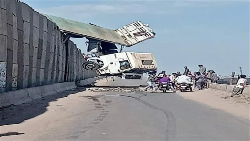 إصابة شخصين جراء انقلاب تريلا بـ الجيزة