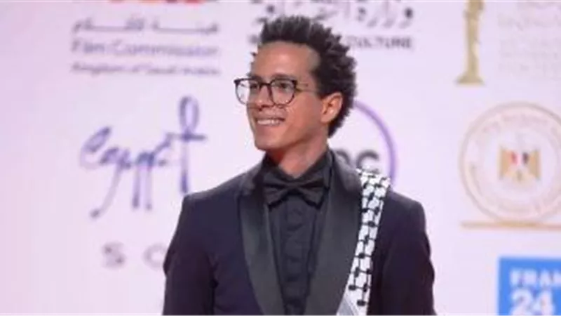 طه دسوقي بالشال الفلسطيني على السجادة الحمراء في افتتاح مهرجان القاهرة السينمائي