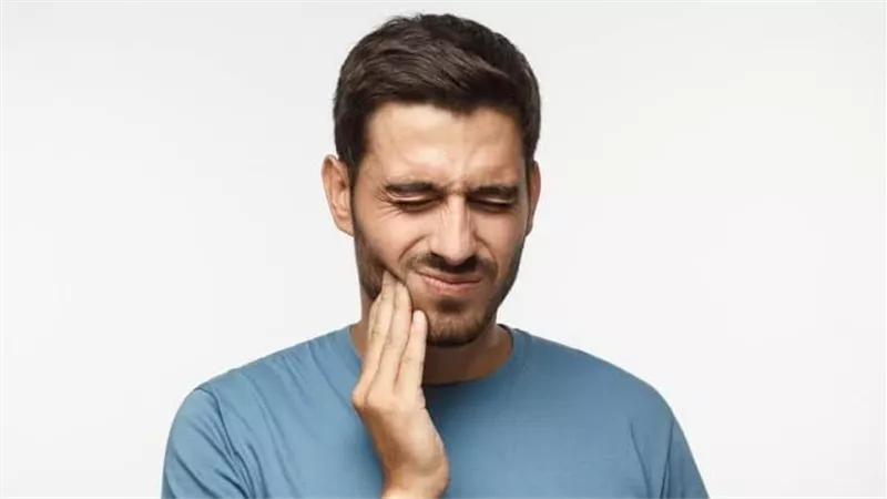 أسباب حساسية الأسنان وطرق علاجها الفعالة