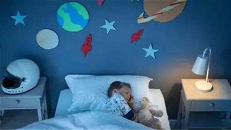 مفاجأة! كيف يؤثر النوم المبكر على صحة أمعاء طفلك؟