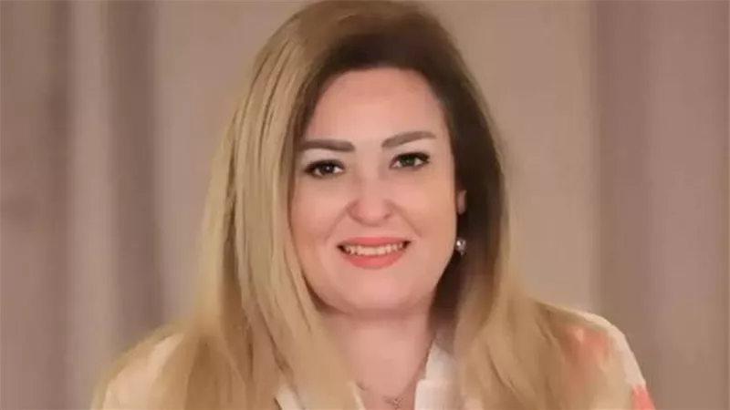 حسام الحسيني ينقذ والدته نهال عنبر من حريق بمنزلها 