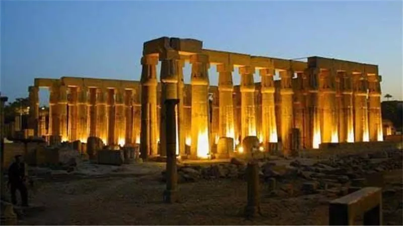 حريق محدود يلتهم منطقة النباتات داخل معبد الكرنك