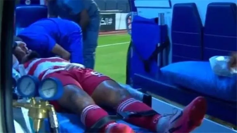 في لفتة إنسانية.. مسعف ينقذ لاعب بلع لسانه بمباراة كرة قدم بمطروح