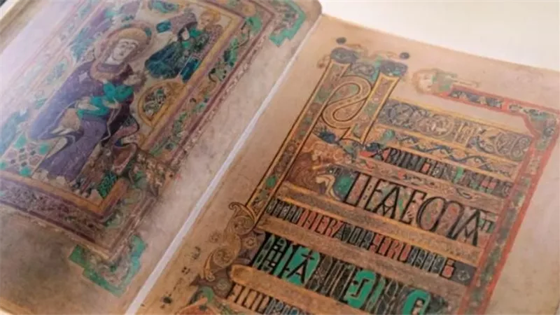كتاب كيلز: وثيقة مزخرفة مزينة بألوان مصنوعة بالذهب والفضة منذ القرن التاسع