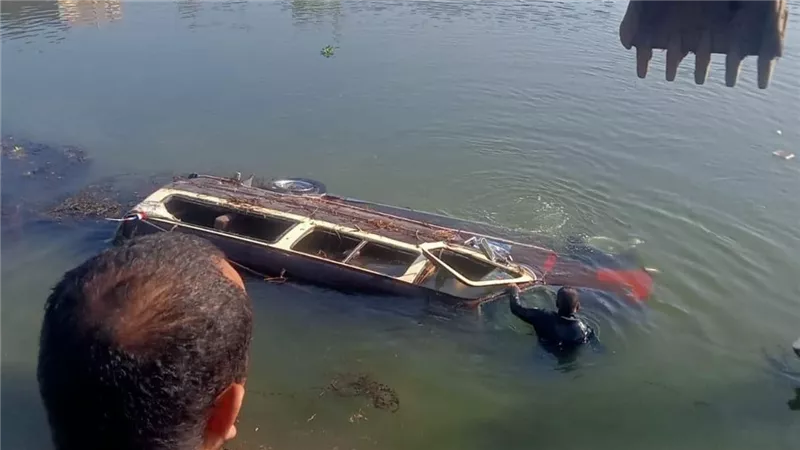 مصرع فتاة وإصابة 13 آخرين جراء حادث انقلاب ميكروباص فى ترعة بالمنوفية