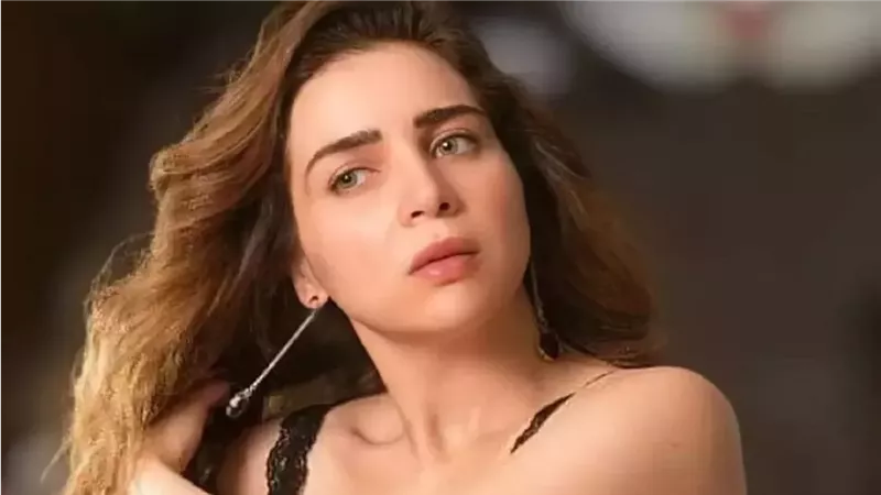 أزمة نفسية وانهيار عصبي.. تغيب مي عز الدين عن جنازة والدتها