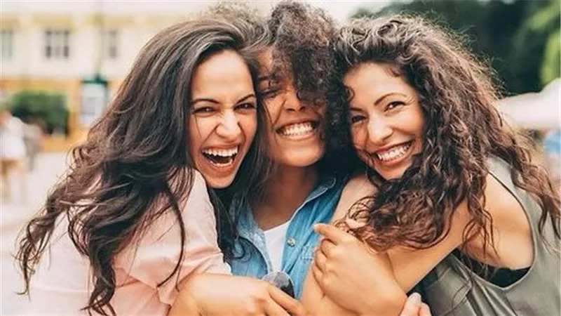 الضحك مفتاح الجمال والصحة.. تأثيره على الوجه والنفس والجسد