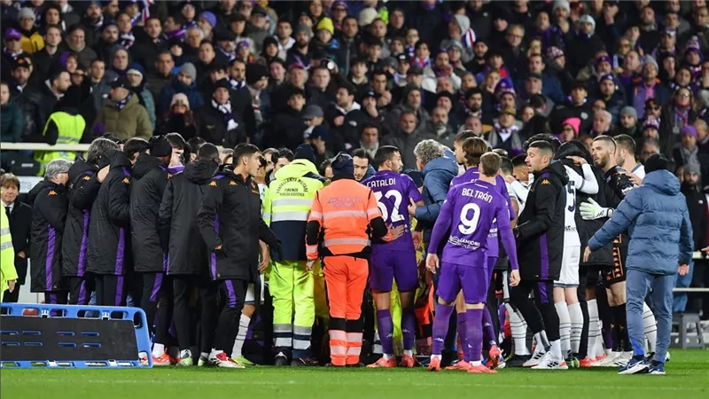 إلغاء مباراة فيورنتينا وإنتر ميلان بالدوري الإيطالي بعد سقوط أحد اللاعبين بالملعب