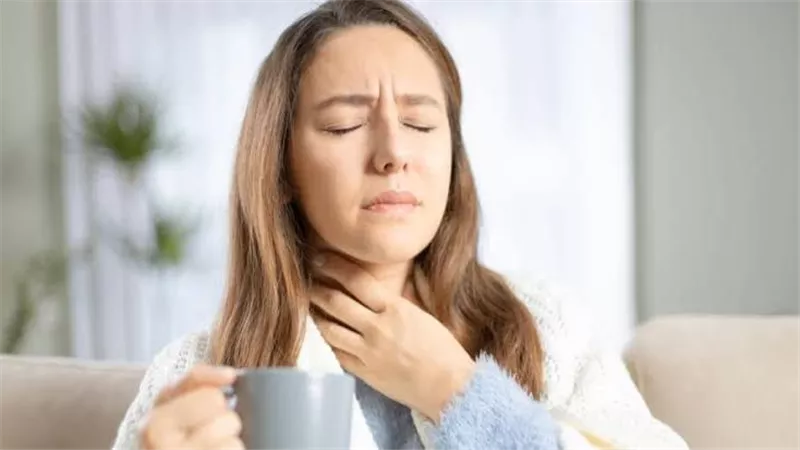 أفضل 20 علاجًا طبيعيًا لاحتقان الحلق.. طرق فعّالة وسريعة للتخلص من الألم