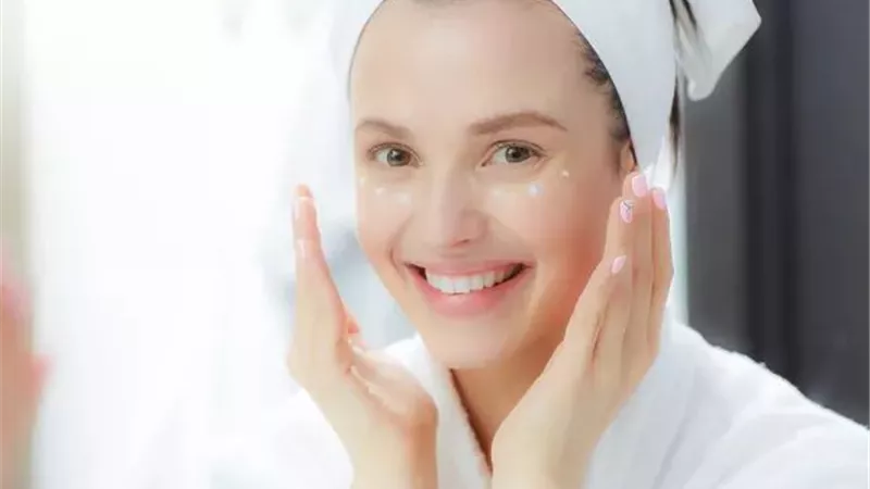 خبراء التجميل يكشفون 5 أسرار للعناية بالبشرة.. أبرزها استخدام البطاطس