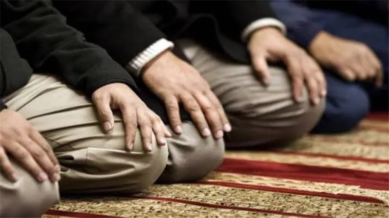 هل الصلاة على النبي بالتشهد واجبة لصحة الصلاة؟ الإفتاء توضح الحكم الشرعي