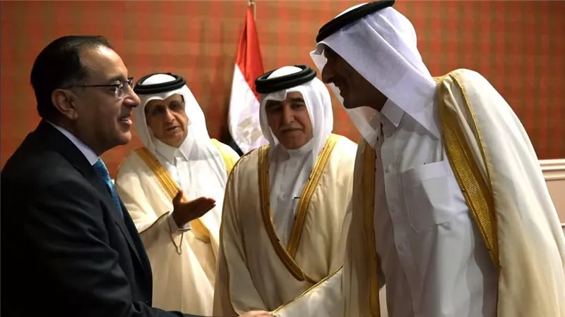 خلال مشاركته بمنتدى الدوحة.. رئيس الوزراء يلتقي وفد رابطة رجال الأعمال القطريين