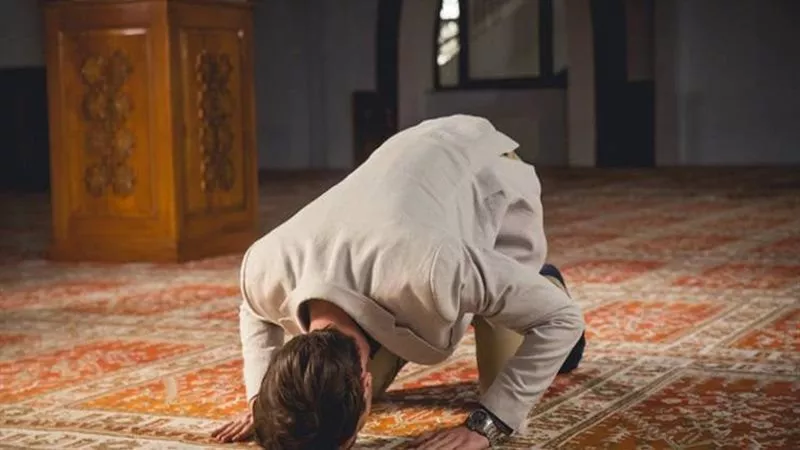 كيفية أداء الصلاة لمرضى سلس البول: الرخصة الشرعية وأحكامها
