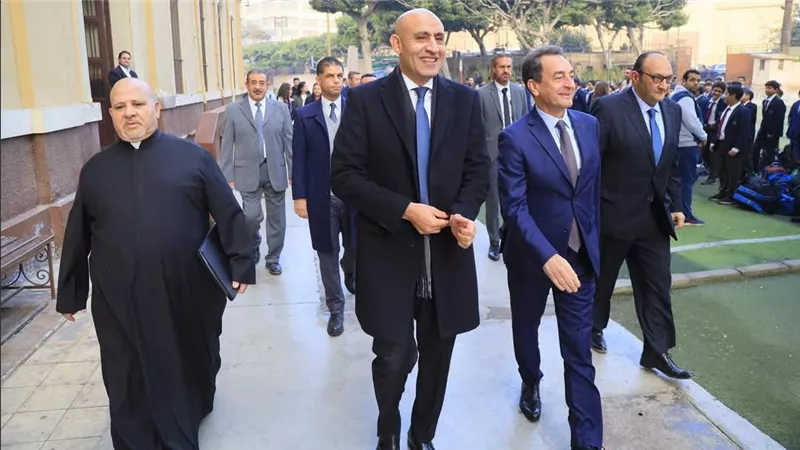 بمشاركة السفير الفرنسي.. وزير التعليم يتابع انتظام الدراسة بمدرسة العائلة المقدسة بالقاهرة