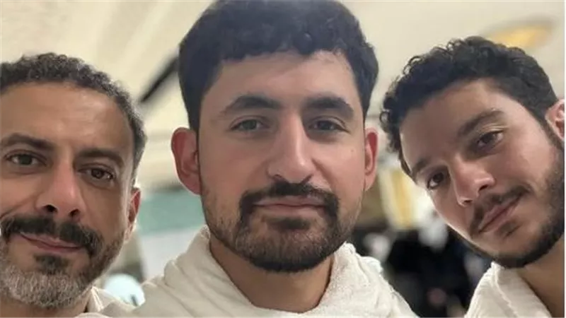 نور النبوي يؤدي مناسك العمرة برفقة محمد فراج وأمير المصري