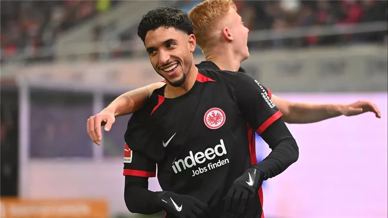 ليون يتفوق على فرانكفورت بنتيجة 3-2 في مباراة مثيرة وحافلة بالأهداف
