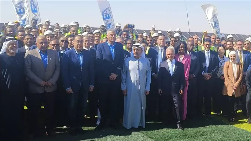 خلال افتتاح محطة أبيدوس.. رئيس الوزراء يلتقط صورة تذكارية مع العاملين