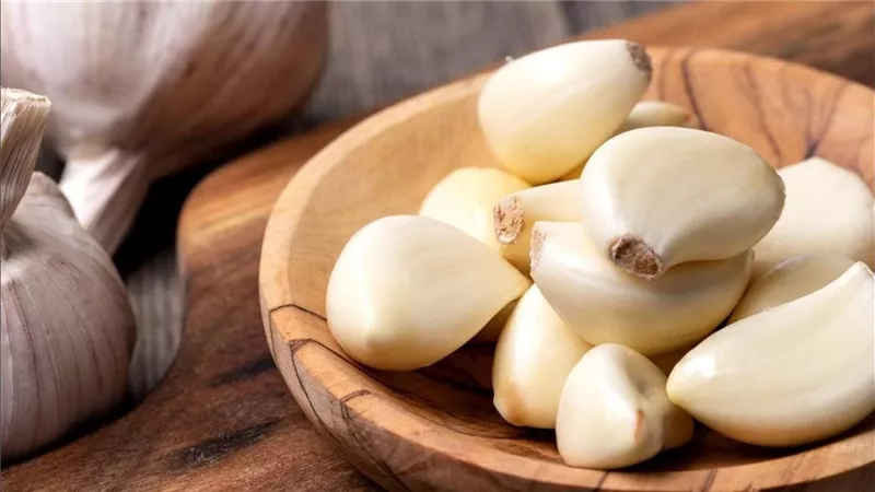 فوائد تناول الثوم على الريق: 7 تأثيرات مذهلة لصحتك