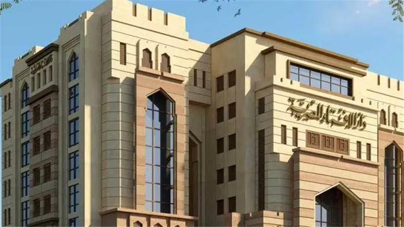 الإفتاء توضح حكم استخدام الرموش الصناعية والشعر المستعار وأحكامه الشرعية