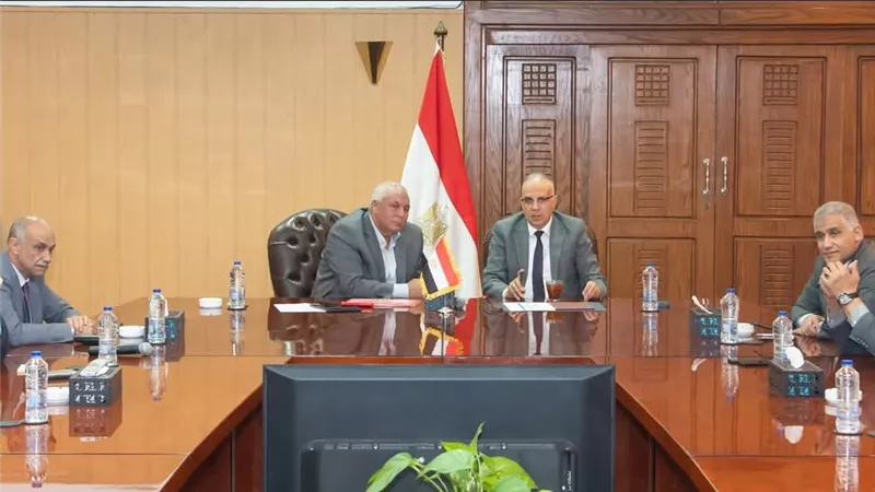 وزير الري يبحث موقف وضوابط استخدام المياه الجوفية بمحافظة الوادي الجديد