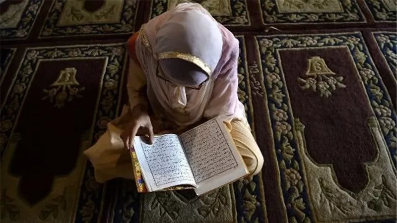 الإفتاء توضح حكم إهداء ثواب تلاوة القرآن عن الوالدين بعد وفاتهما