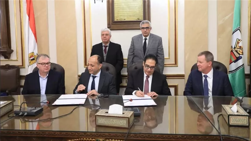 توقيع مذكرة تفاهم بين جامعة القاهرة وأكسفورد لتحسين خدمات علاج الأورام