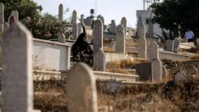 الإفتاء توضح حكم قراءة القرآن والذكر والدعاء عند دفن الميت