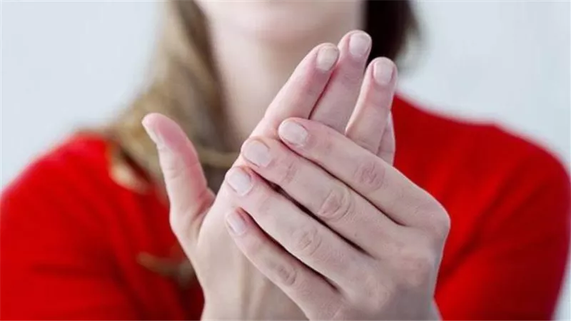 أبرزها صعوبة في الكلام والرعشة: علامات نقص هذا العنصر الحيوي في جسمك